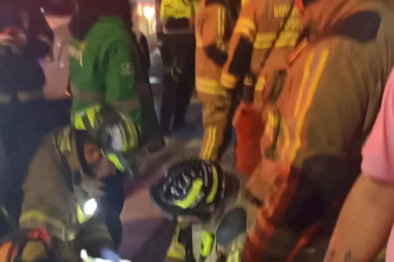 Bomberos rescataron a dos personas de un accidente entre bus de Transmilenio y dos motos - Pulzo