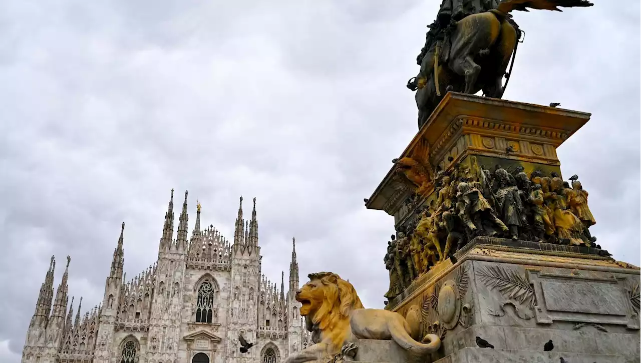 Monumento in piazza Duomo imbrattato, Ultima Generazione: 'Usata vernice idrosolubile, non sappiamo perché non viene via'