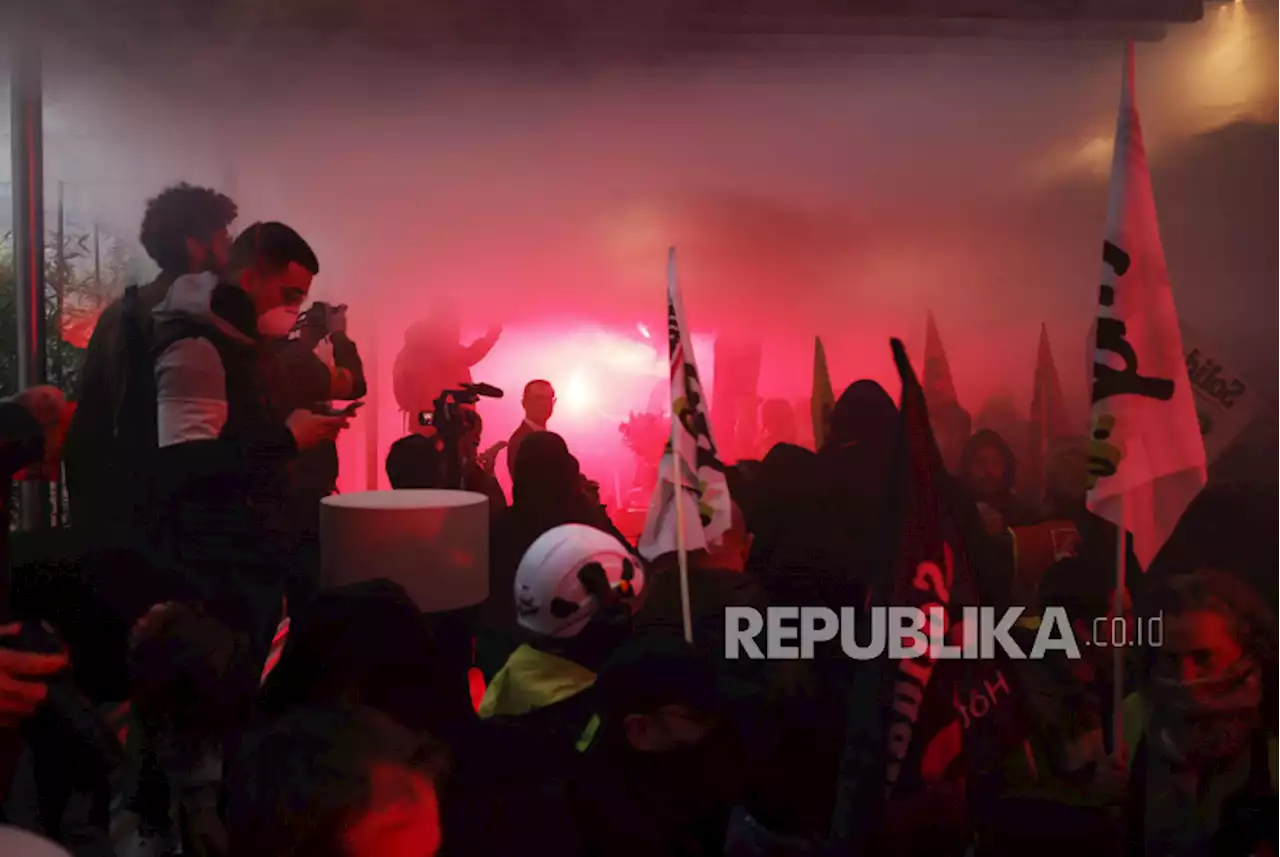 Ketegangan Memuncak Dalam Protes Reformasi Pensiun Prancis |Republika Online