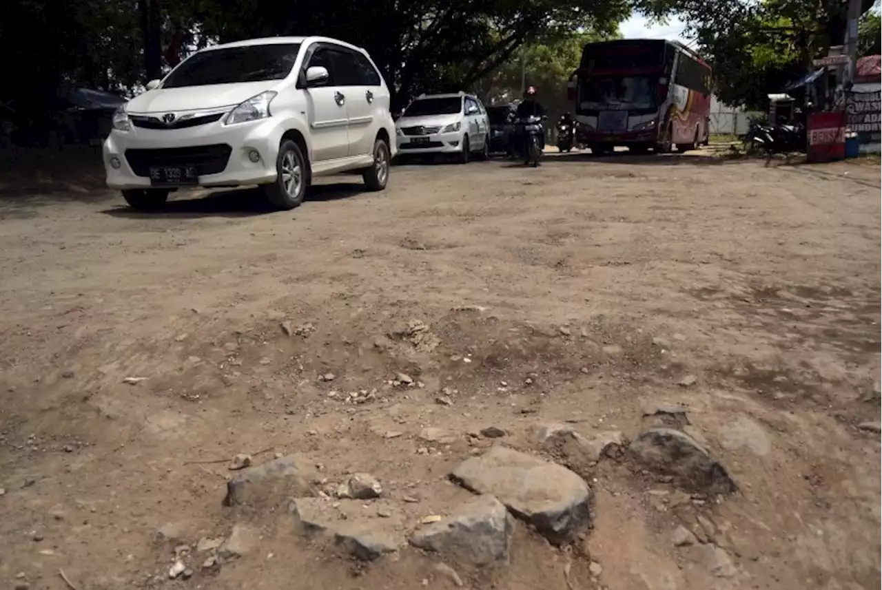 Viral Kritik Lampung 'Dajjal' Senada dengan Keluhan Warga Atas Jalan Rusak |Republika Online