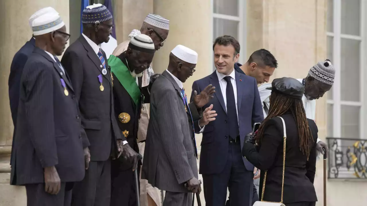 France: Emmanuel Macron reçoit neuf tirailleurs sénégalais qui s'apprêtent à rentrer chez eux