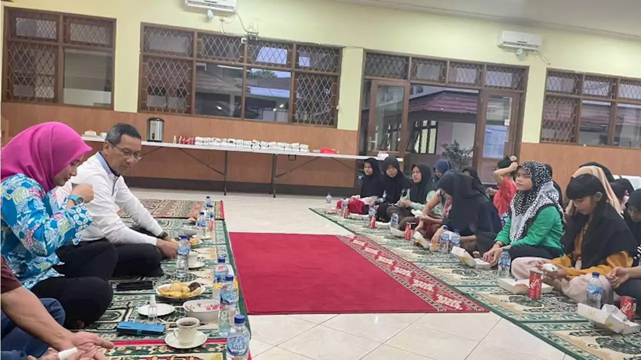 Kunjungi Anak Yatim, PJ Gubernur Heru Beri Motivasi untuk Semangat Belajar