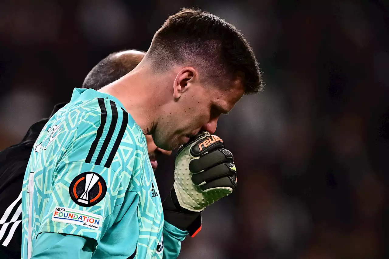 Szczesny leaves pitch in tears after experiencing heart palpitations