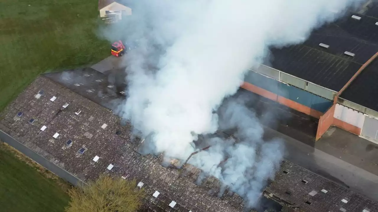 Politi med advarsel: Luk vinduer og døre efter brand i fabriksbygning