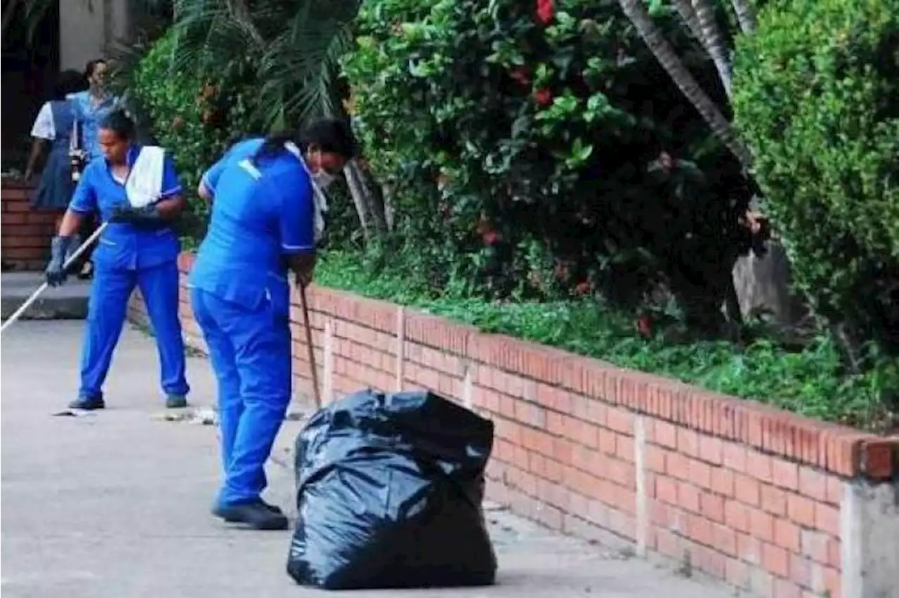 Por falta de pago, más de 100 aseadoras de colegios de Bucaramanga entraron en paro