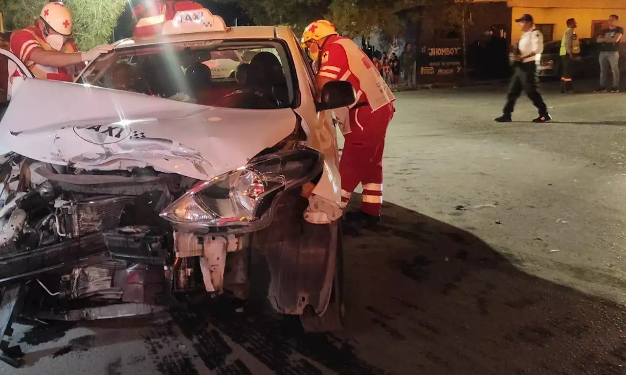 Imprudente taxista se atraviesa a camioneta, en la colonia González de Saltillo