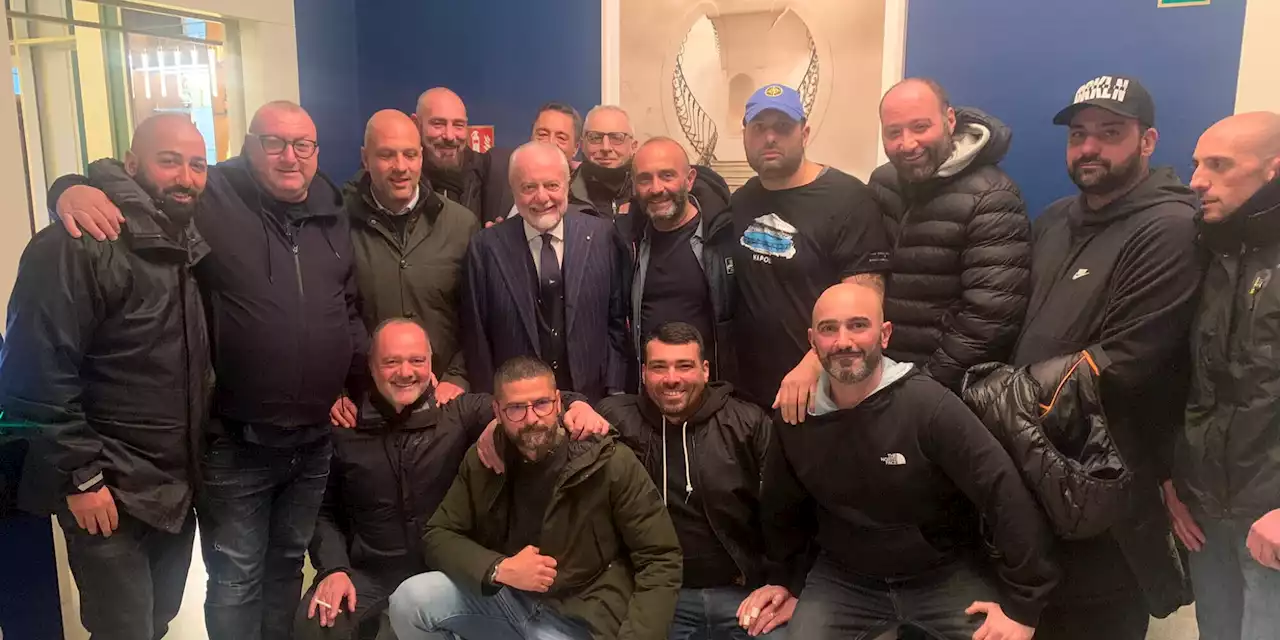 Napoli, De Laurentiis sorridente coi tifosi: la foto diventa virale