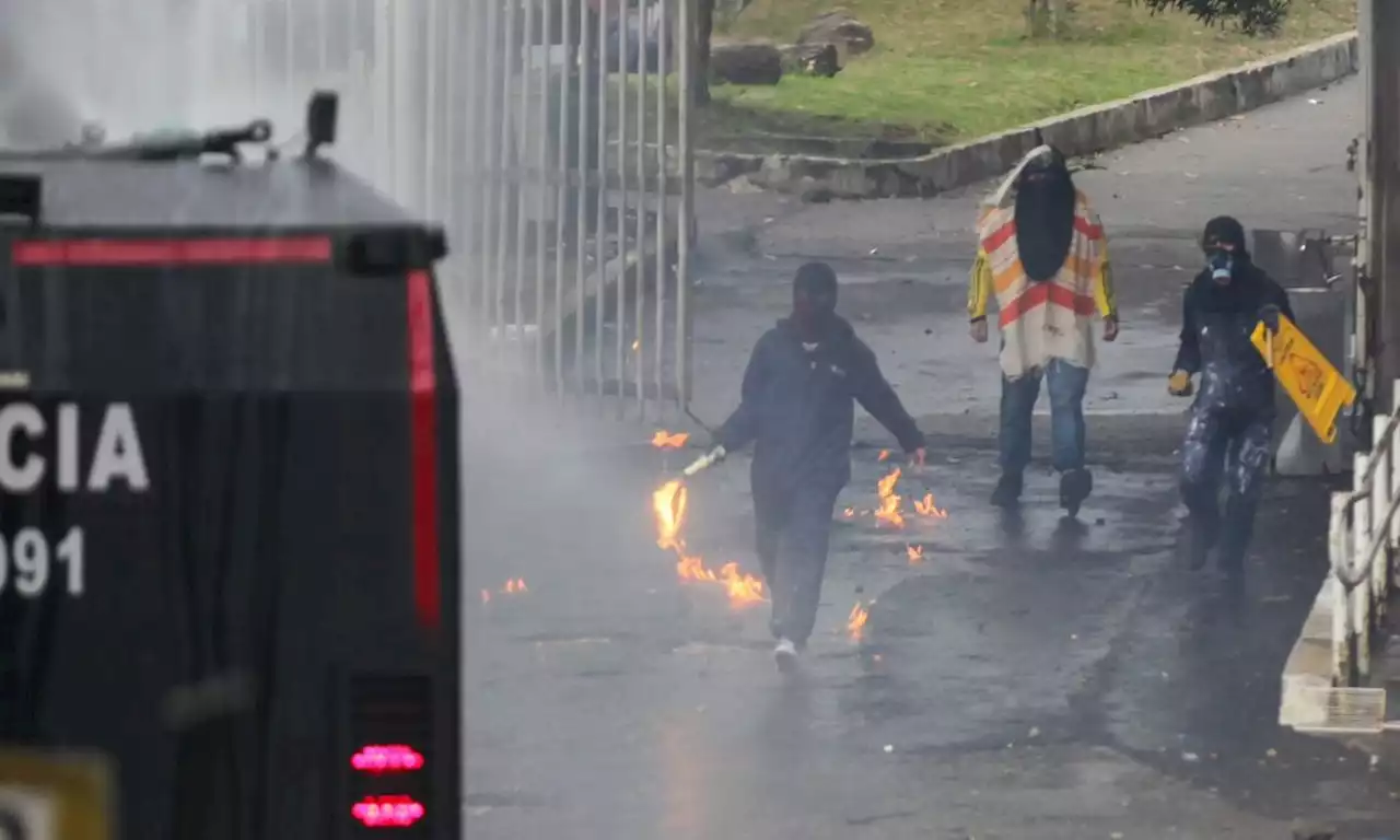 Cierres viales en la Circunvalar por enfrentamientos entre encapuchados y Esmad