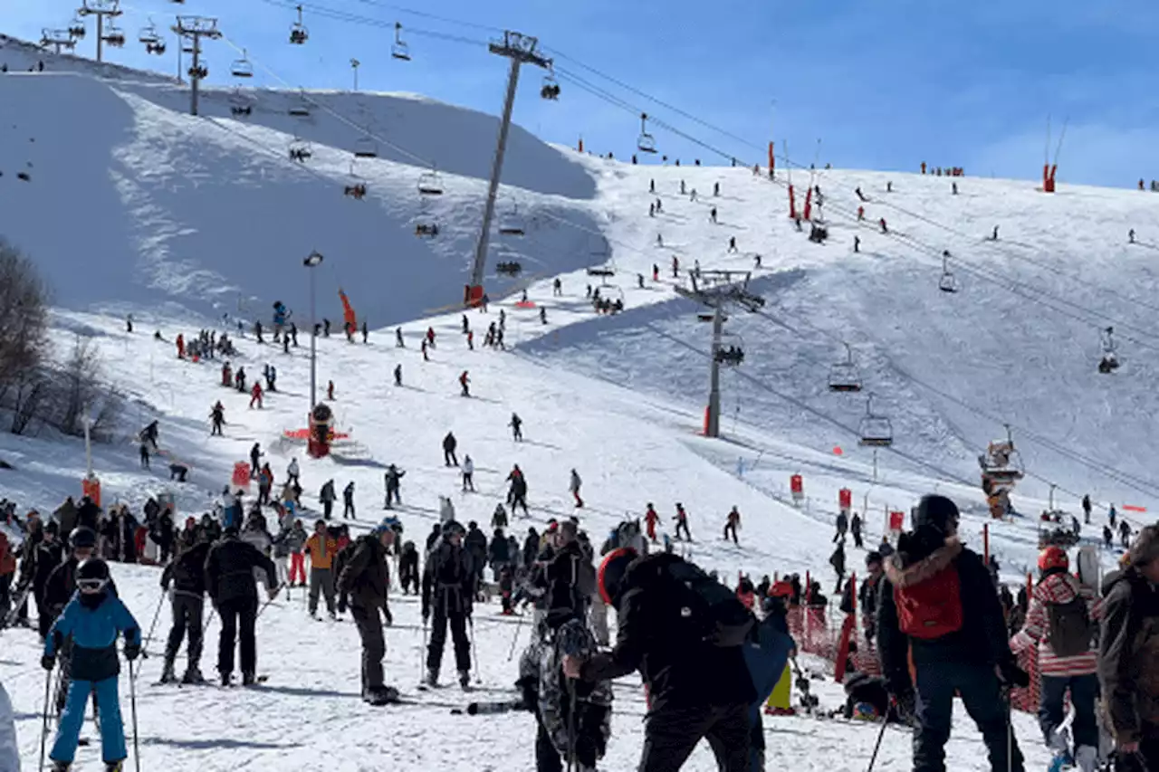 Dans les stations de ski des Pyrénées, 'une bonne saison' malgré le manque de neige