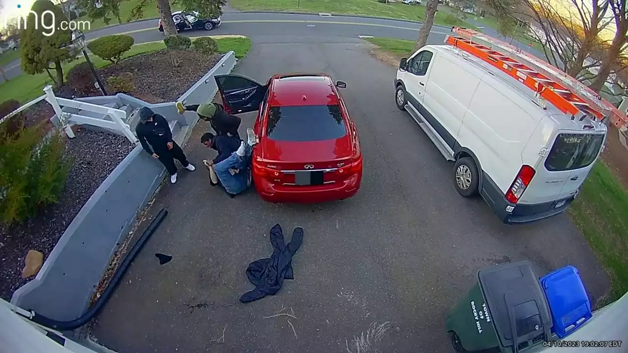 Connecticut man fights off 4 suspects in attempted carjacking in harrowing video