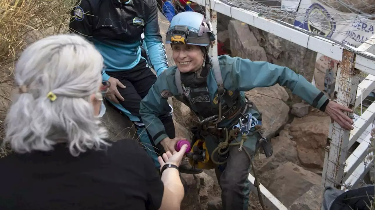 Après 500 jours dans une grotte, une sportive espagnole remonte à la surface