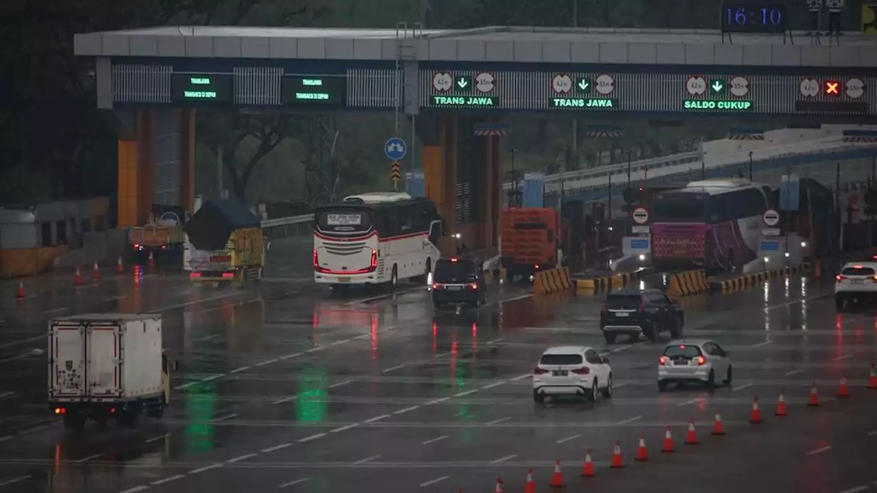 Seminggu Jelang Lebaran, Gerbang Tol Cikampek Utama Masih Ramai Lancar