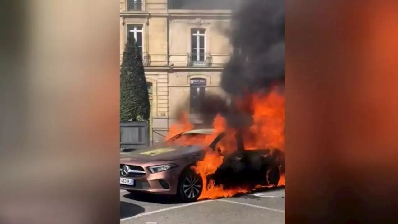 Los manifestantes por la reforma de las pensiones lanzan excrementos contra la Policía en Francia