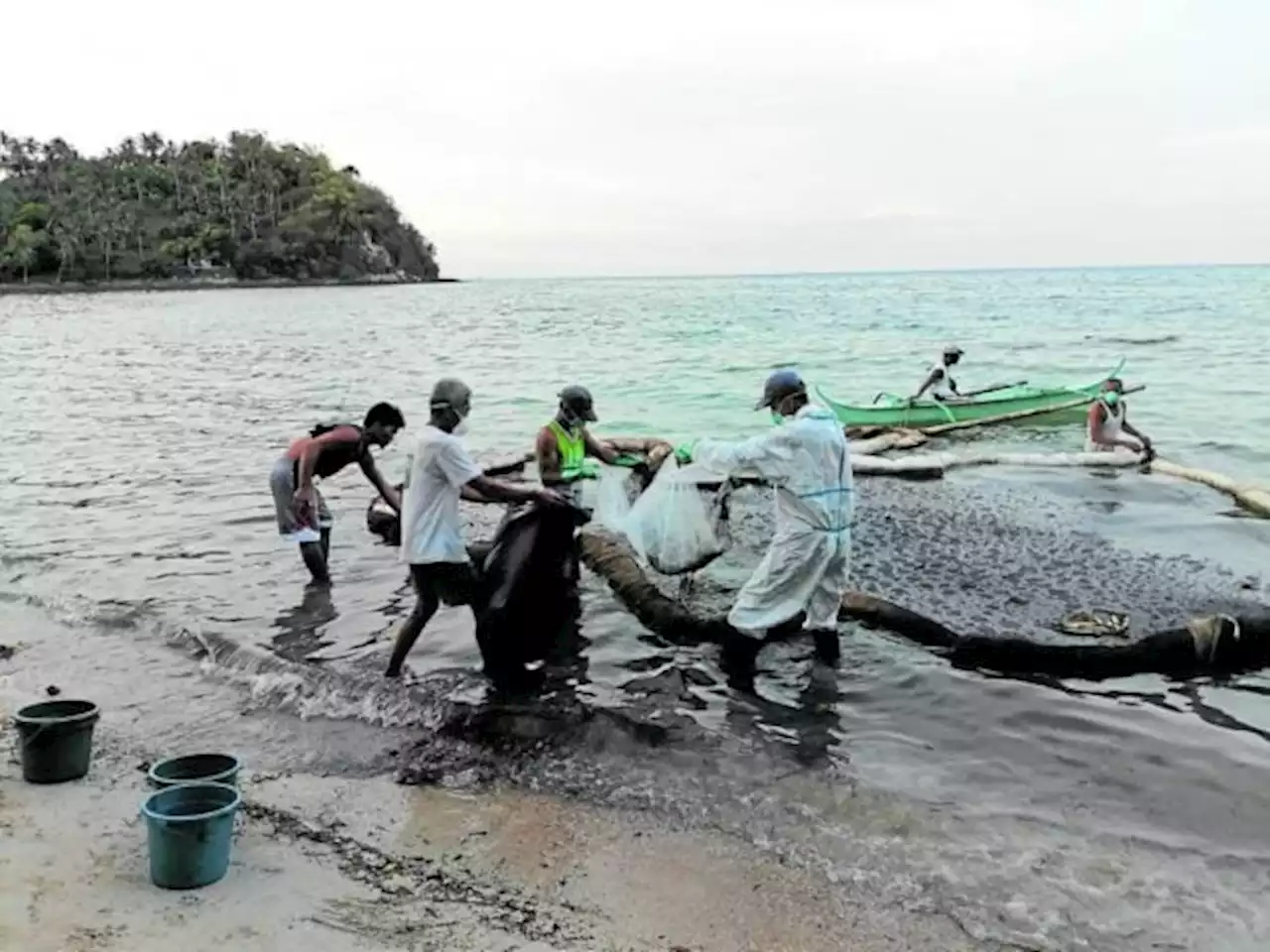 Fishers in spill-hit areas lose P19M daily as ban stays