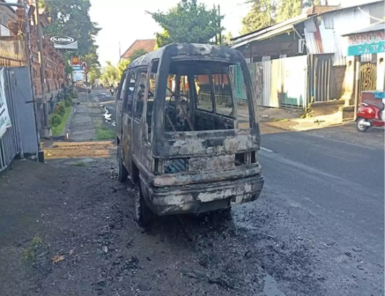 Mobil Suzuki Ludes Terbakar di Denpasar Timur, Ternyata Api Bersumber dari Mesin