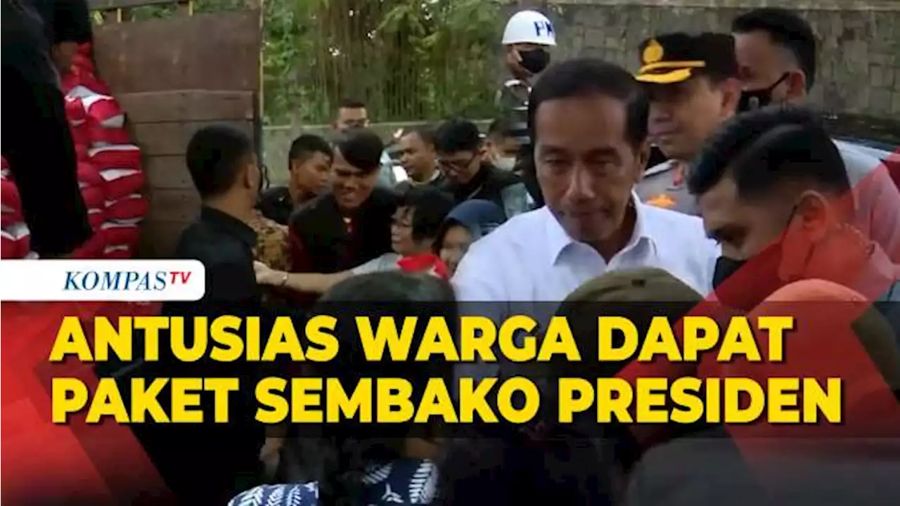 Momen Warga Bogor Antusias Antre dapat Paket Sembako dari Presiden Jokowi