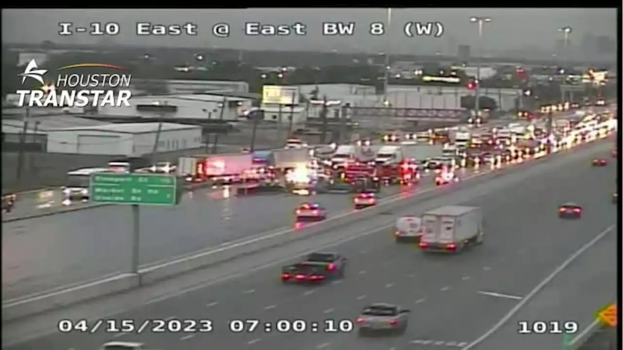 TRAFFIC ALERT: Crash involving at least 4 vehicles leaves 1 person dead on I-10 East near Beltway 8