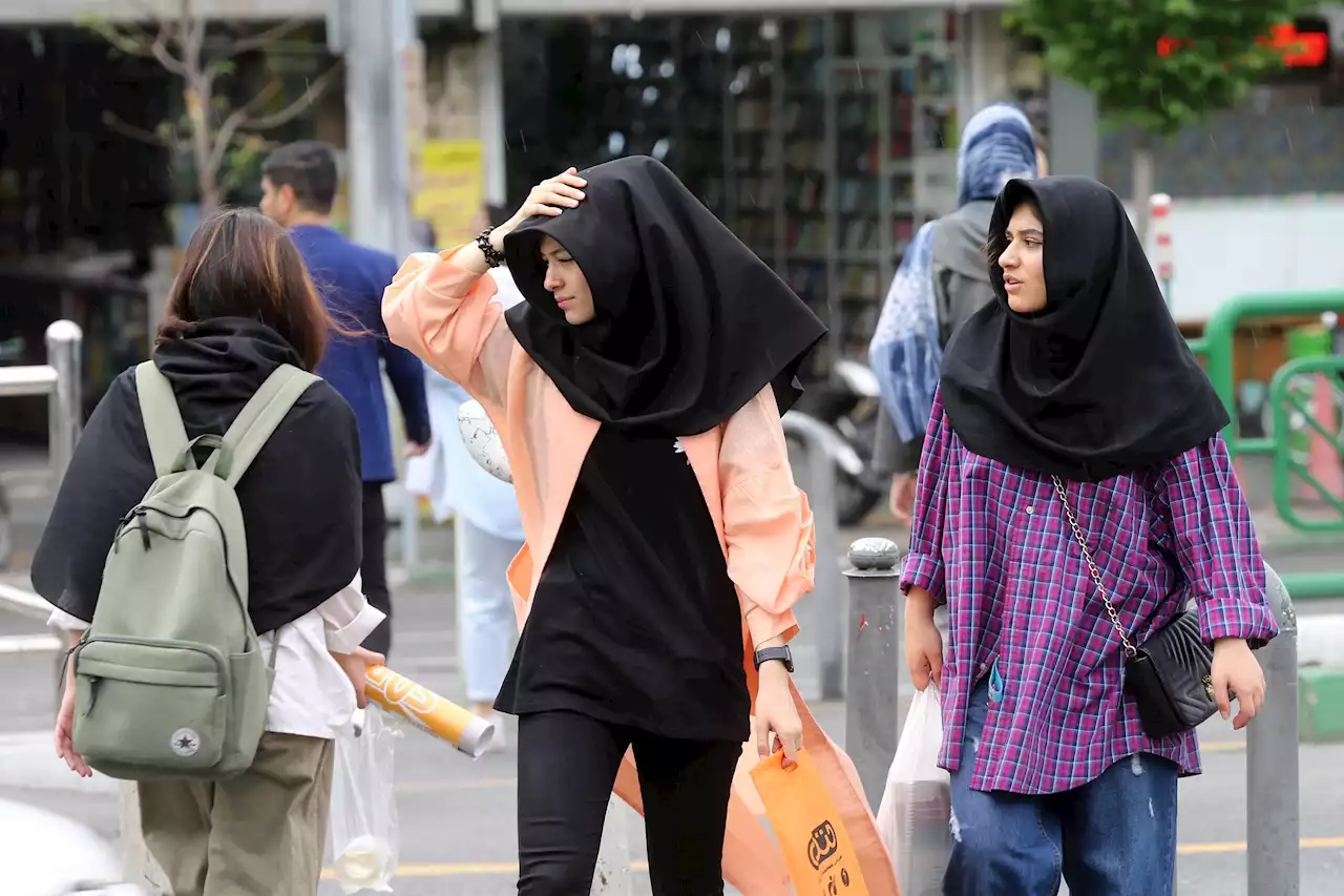 Irán vigilará con cámaras de seguridad que las mujeres lleven el velo bien puesto