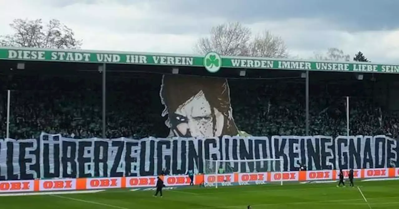 Hinchas rinden genial tributo a The Last of Us para apoyar a su equipo en la Bundesliga | LevelUp