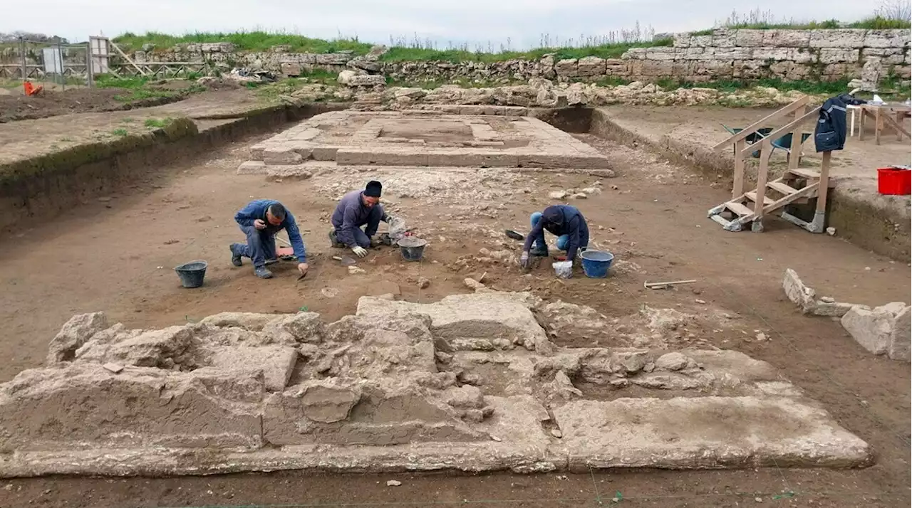 Archeologia, eros e delfini: nuove scoperte nel tempietto di Paestum | 'Si riscrive la storia della città'