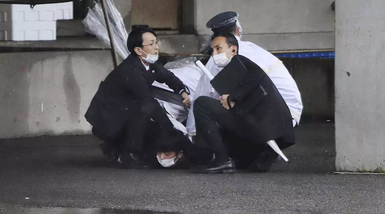 Giappone, esplosione nel corso di un evento: evacuato il premier Kishida