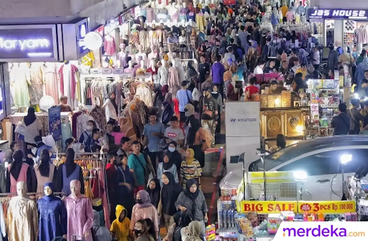 Foto : Pasar Tanah Abang Masih Jadi Primadona Berburu Baju Lebaran | merdeka.com