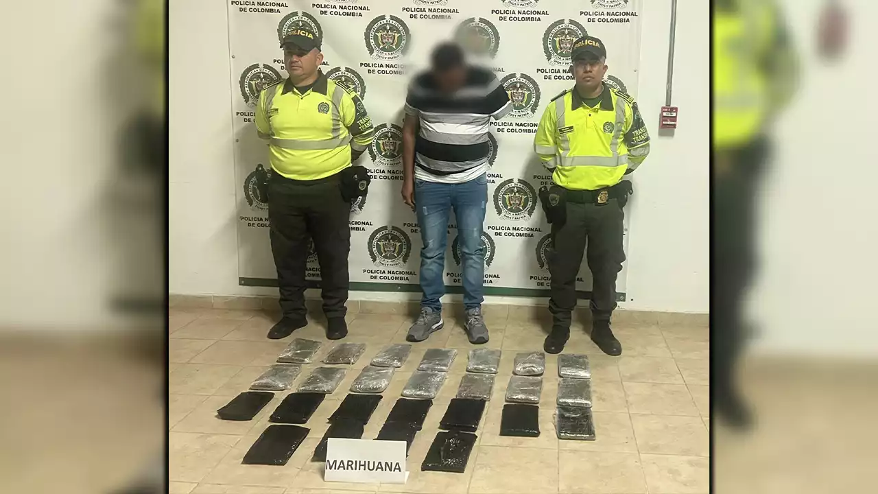 [VIDEO] Capturan un sujeto en un bus con más de 12 mil dosis de marihuana