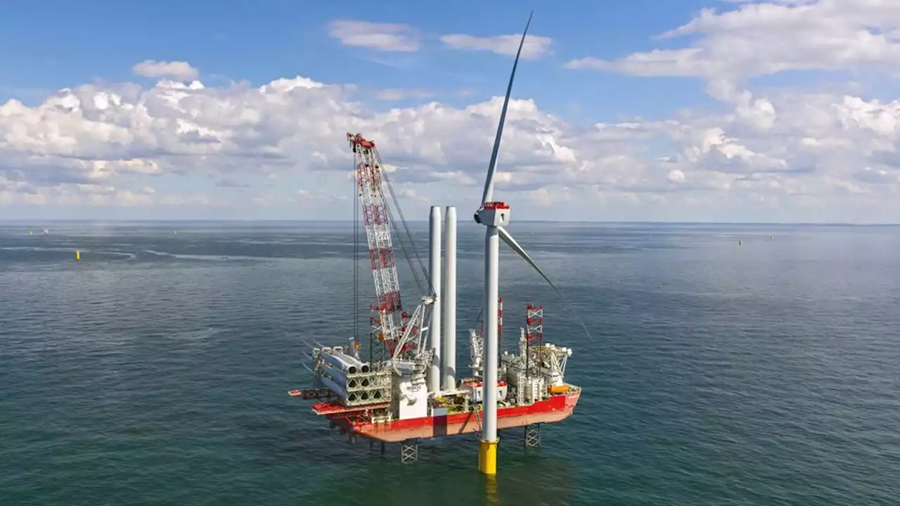 Eerste van 69 windturbines geplaatst in nieuw windpark op zee