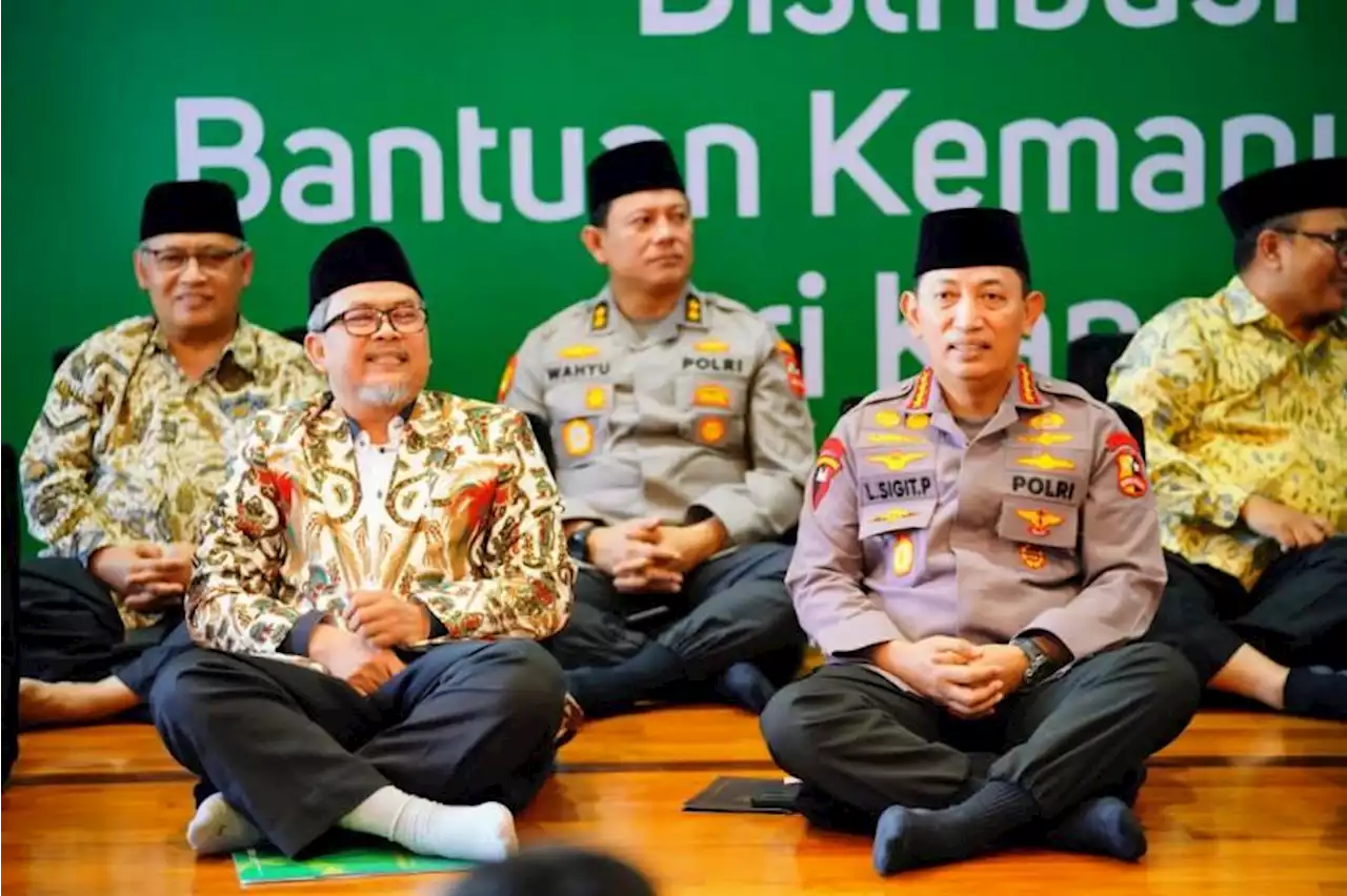 Kerja Sama Bareng PP Persis, Kapolri Salurkan 30 Ribu Sembako ke Warga yang Membutuhkan