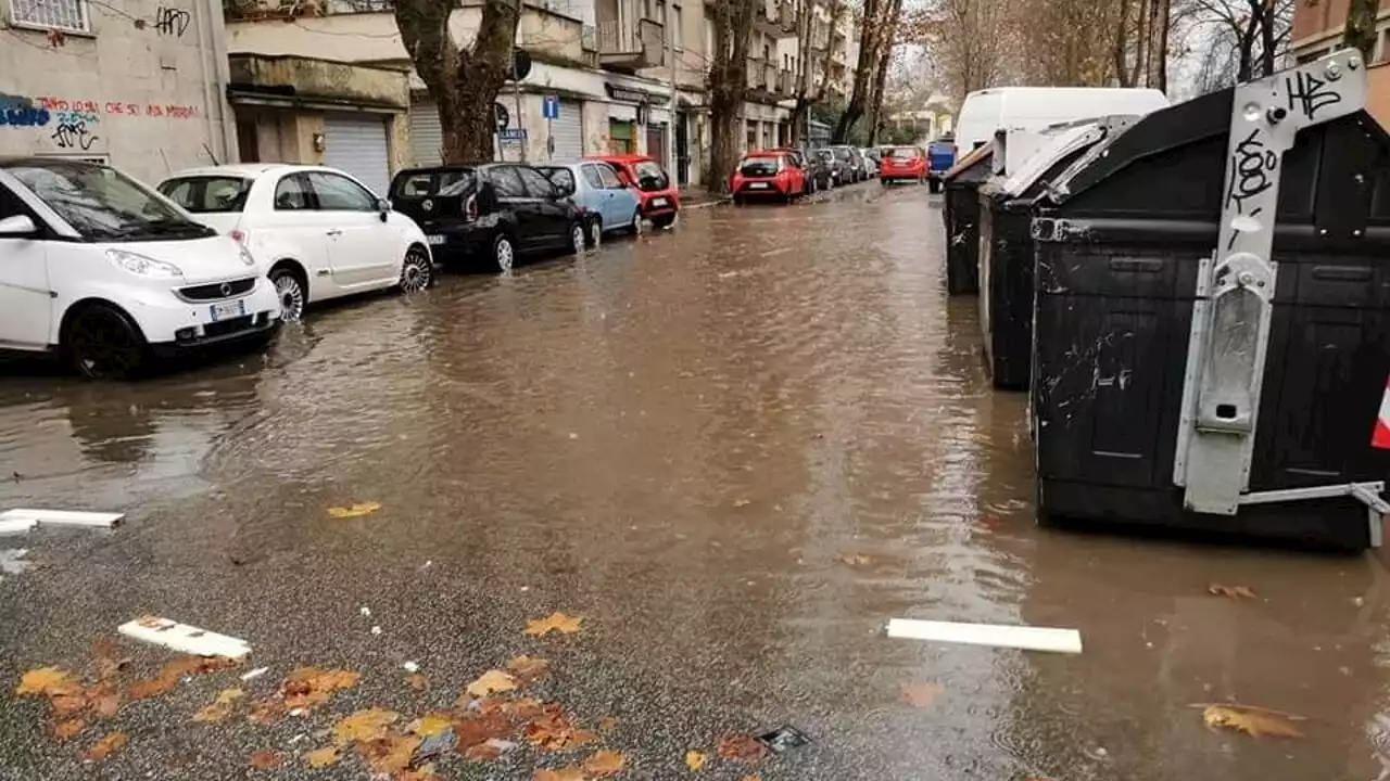 Maltempo a Roma, dieci ore di pioggia battente: disagi sulla metro. Allagamenti in città