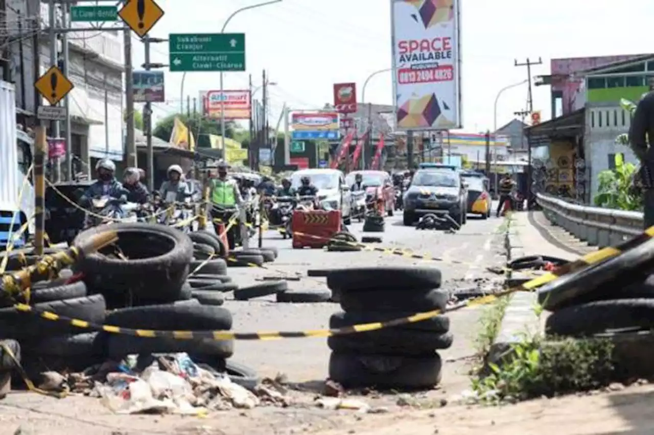 Akibat Longsor, Jembatan Cikereteg Bogor Belum Dapat Dilintasi Mobil Pemudik