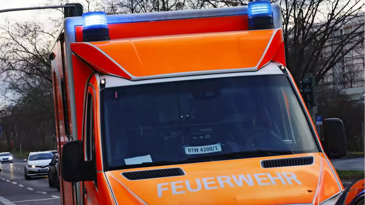 39-Jährige schwer verletzt: Autofahrer fährt Radfahrerin in Berlin-Steglitz an