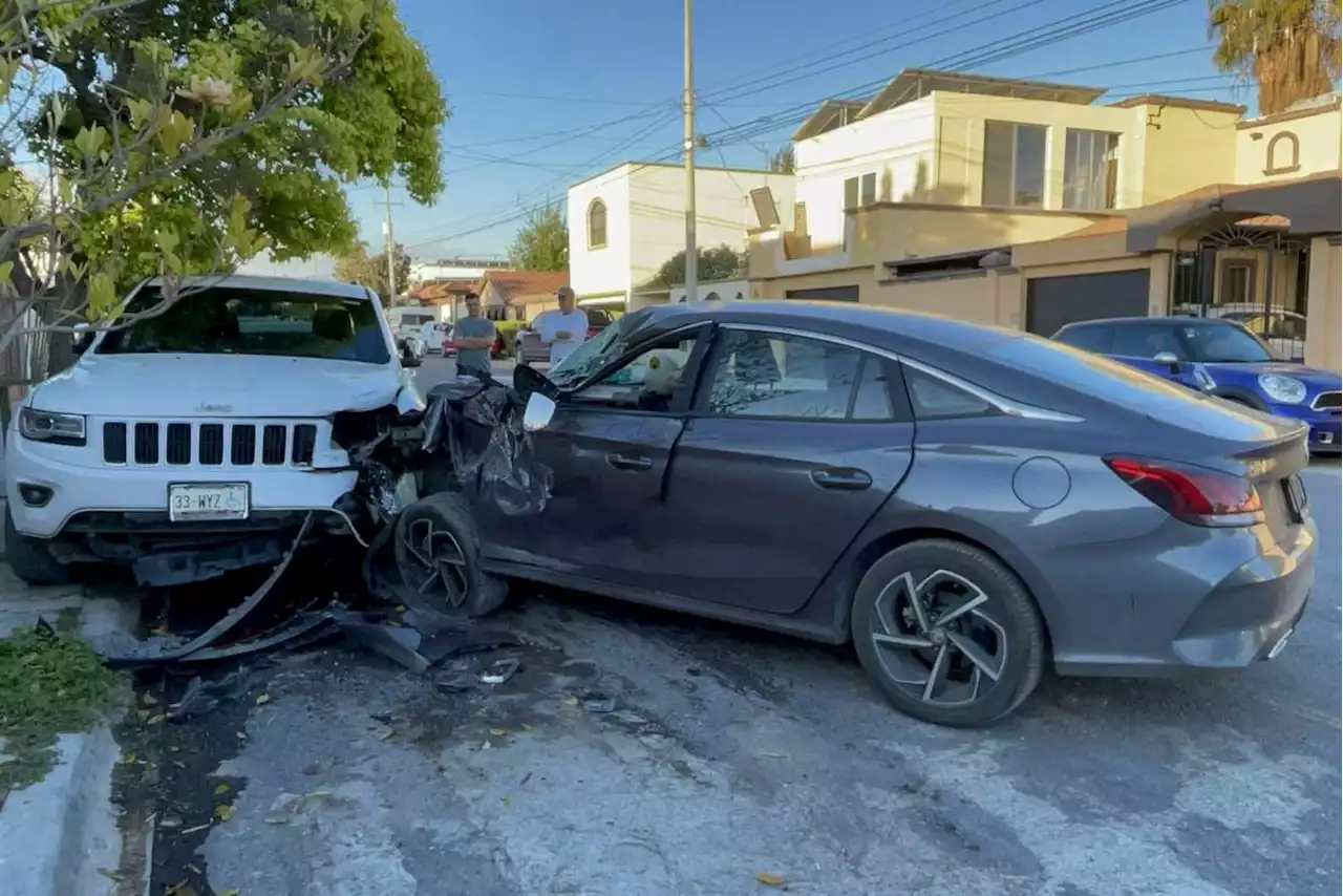 Quinceañero dormita y se estrella contra dos autos, en la colonia San Patricio de Saltillo