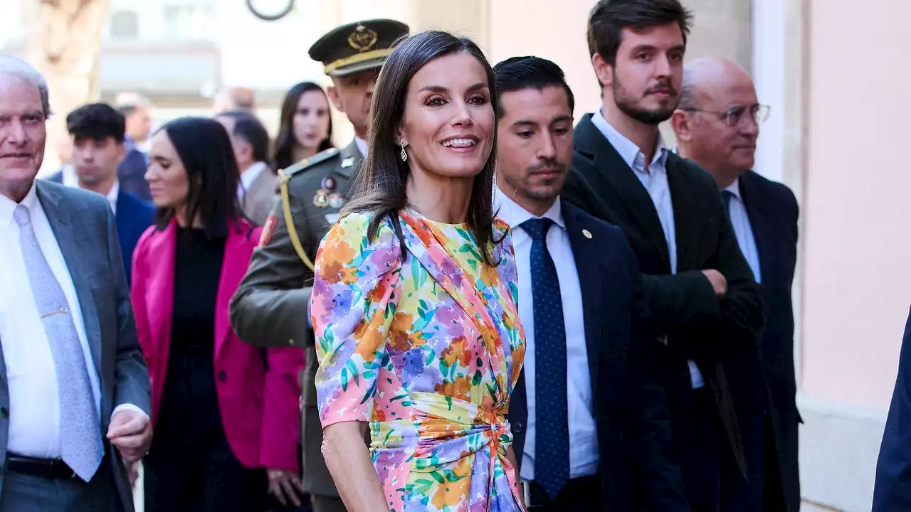 Al igual que Barbie en primavera, la reina Letizia luce un vestido floral con tacones rosas