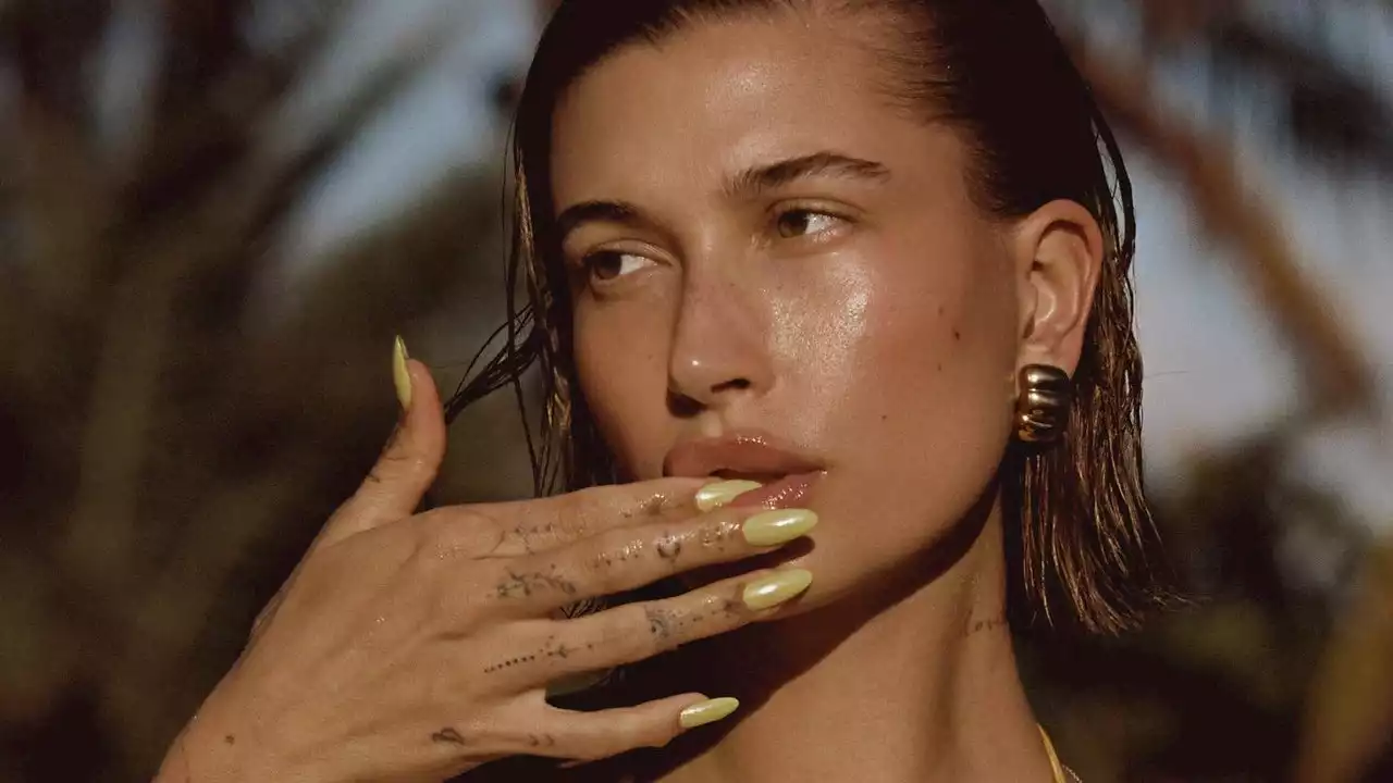 Las uñas en verano 2023 se llevan en este tono amarillo playero, palabra de Hailey Bieber