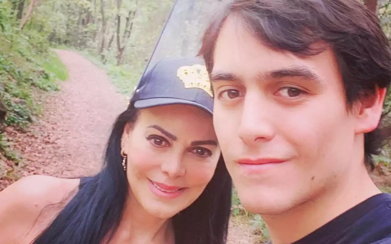 Maribel Guardia enseña la urna de Julián Figueroa | Video