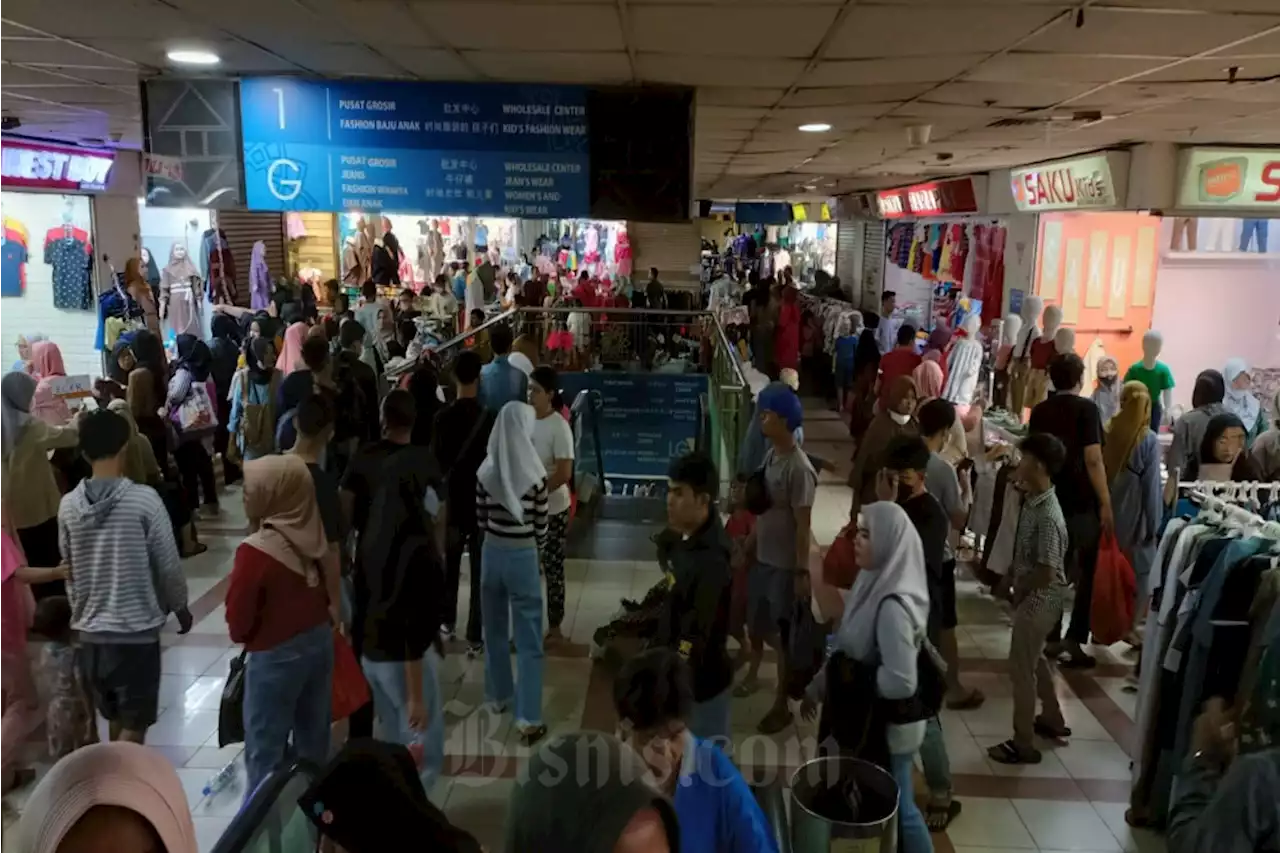 Pasar Tanah Abang Ramai Pengunjung, Pedagang: Omzet Tak Setinggi Biasanya