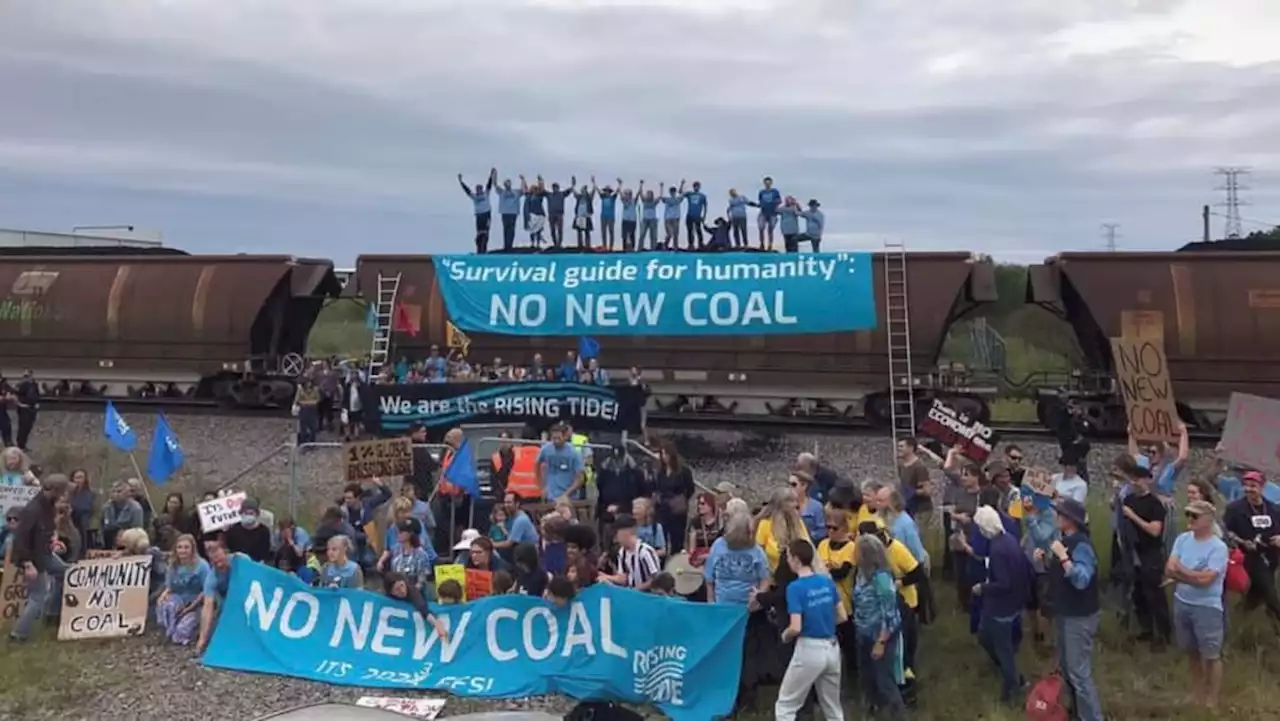 Australia climate change activists 'halt' coal train, 50 charged