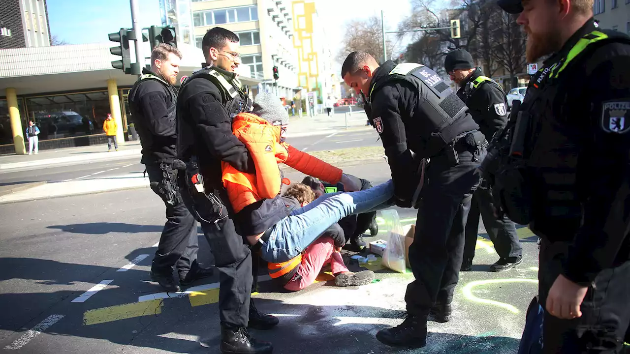 Berliner Polizei schon 302.000 Stunden wegen Klima-Kleber im Einsatz