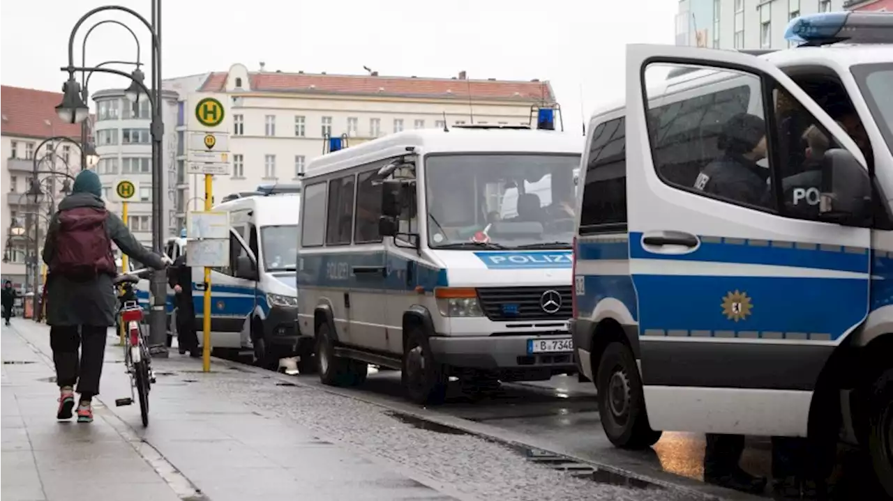 Polizei kontrolliert Demonstrationsverbot in Neukölln