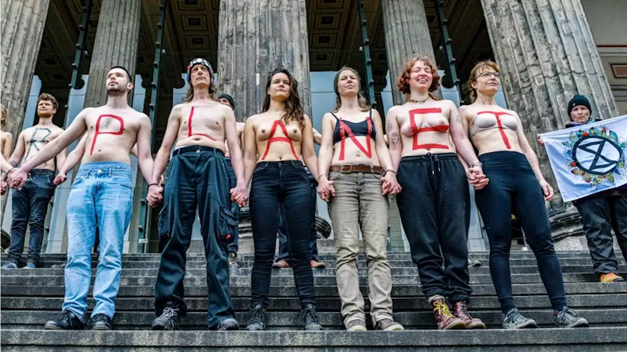 Exctinction Rebellion in Berlin: Entblößte Klimaaktivisten frieren am Alten Museum