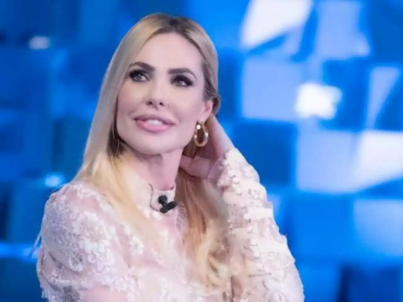 Ilary Blasi torna in tv ma non parla della separazione con Totti: «Devo aspettare i miei tempi»