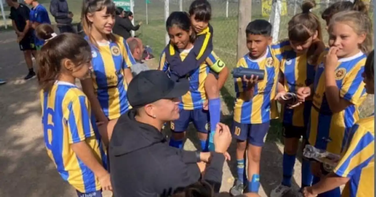 Mientras afina la vuelta, Rojo arenga al equipo de su hija