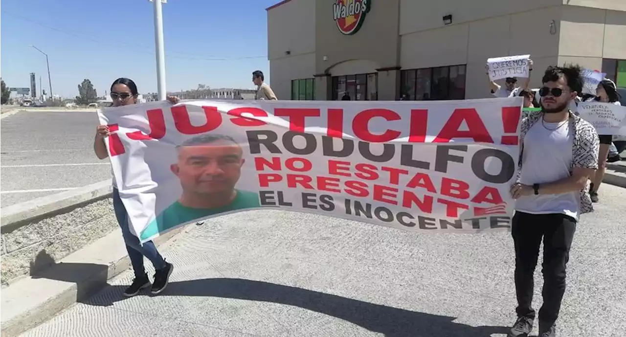 Marchan familiares de trabajador del INM detenido por incendio que dejó 40 migrantes fallecidos en Ciudad Juárez