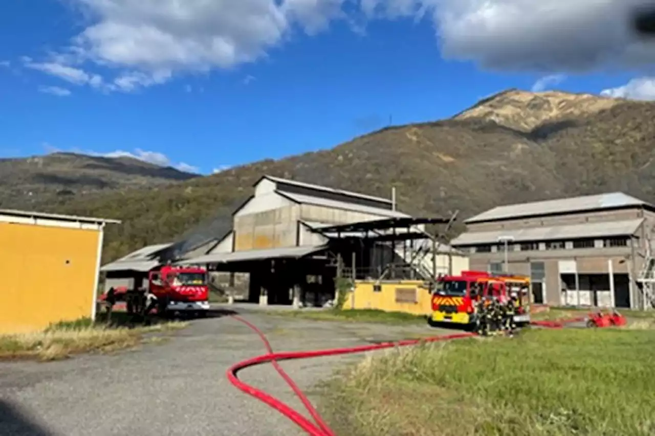 Hautes-Pyrénées : les pompiers luttent pour éteindre un incendie dans la zone industrielle de Pierrefitte-Nestalas