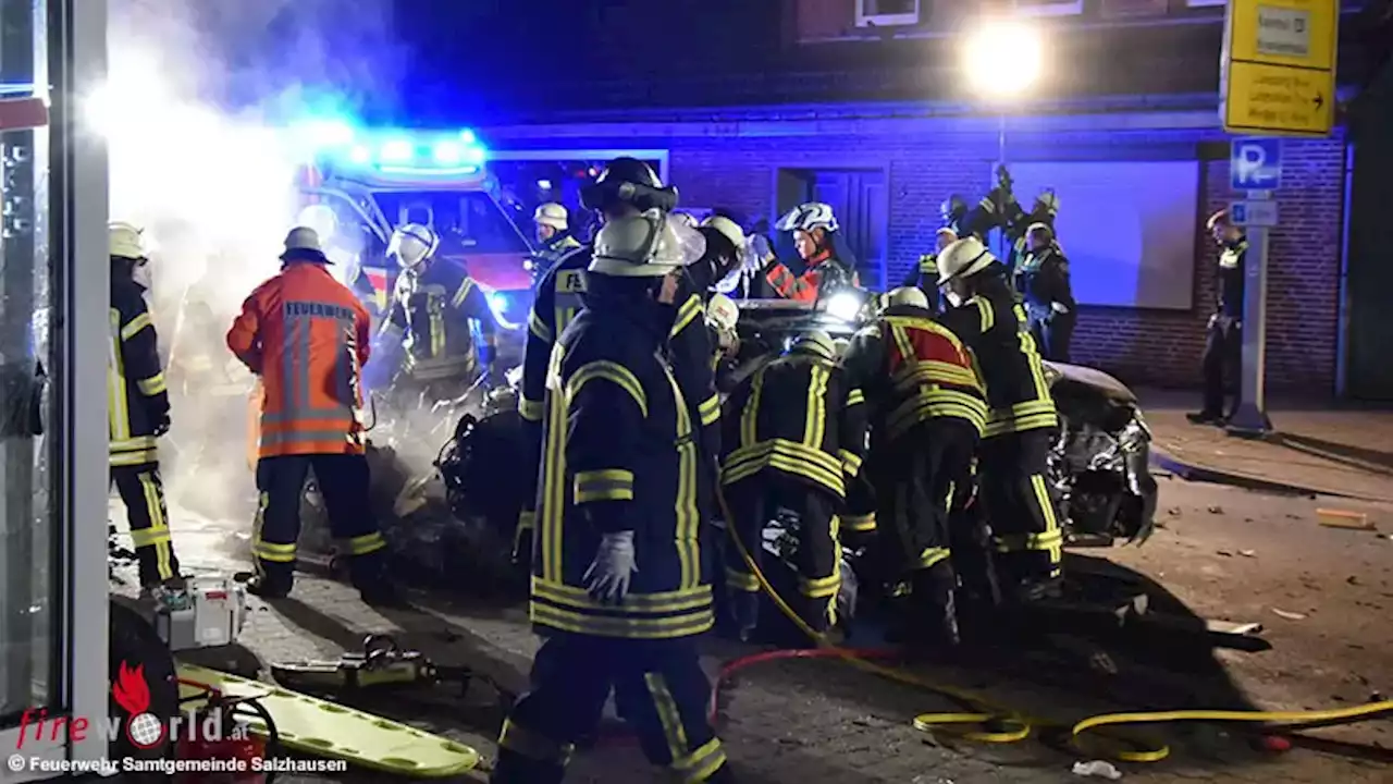 D: Pkw in Salzhausen mit Mauer, Schilder und Stromverteiler kollidiert → zwei Eingeklemmte