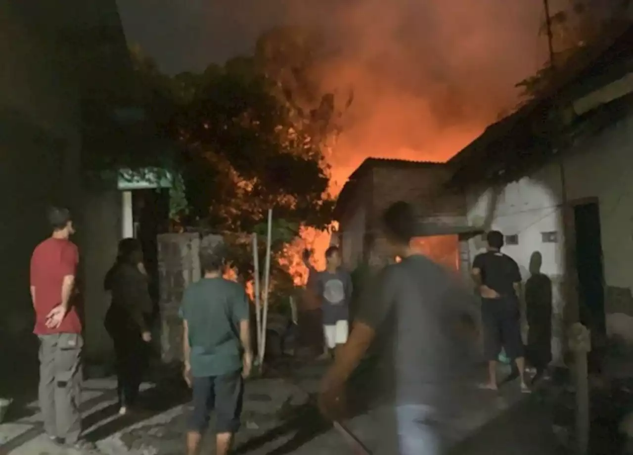 Bakar Sampah, Dapur Rumah Warga Mojoagung Ikut Terbakar