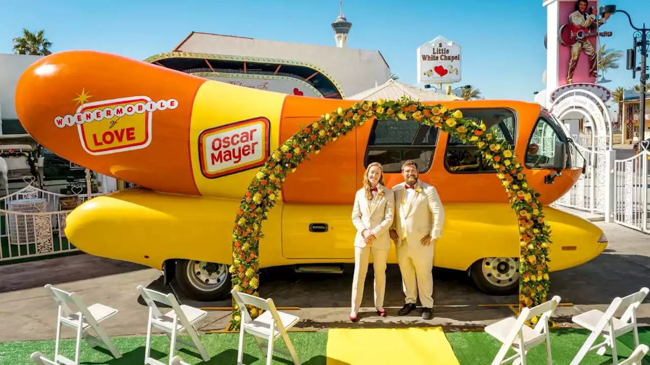 Hot dog diehards can now get married at the Oscar Mayer Wienermobile for free