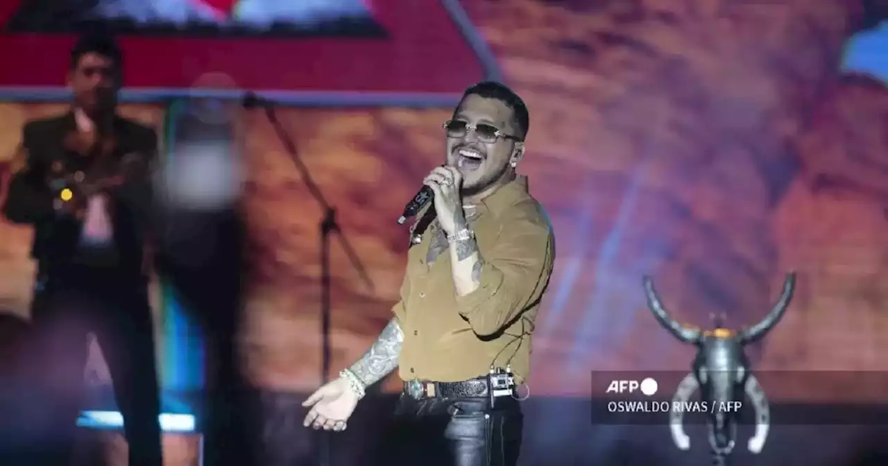 Critican a Christian Nodal por su nuevo look