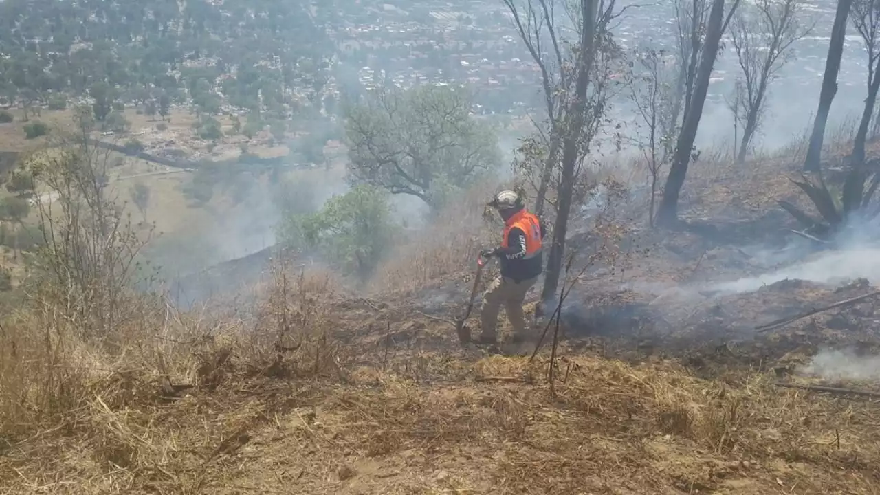 Bomberos de CDMX apagan incendio en el Cerro de la Estrella